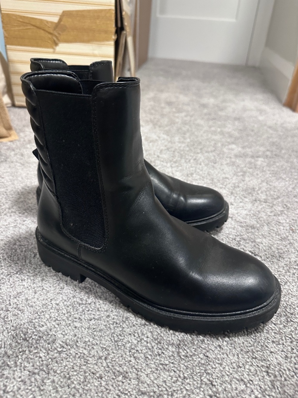 Like new Chelsea Boots